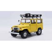 Macheta auto TOYOTA Land Cruiser FJ40 (1967) 1:18 galben-alb Triple9 Collection