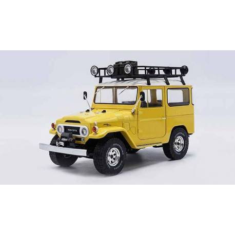 Macheta auto TOYOTA Land Cruiser FJ40 (1967) 1:18 galben-alb Triple9 Collection