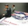 Macheta auto LINCOLN Continental Mark III (1958) cu figurina JFK 1:18 alb