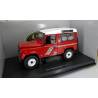 Macheta auto LAND ROVER DEFENDER 90 (1999) 1:18 rosu-alb Universal Hobbies