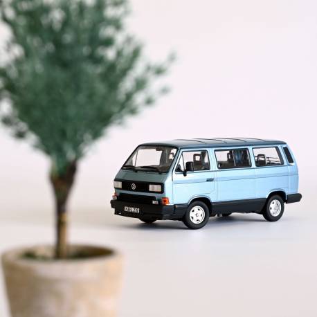 Macheta auto VOLKSWAGEN T3 Multivan Minibus (1990) 1:18 albastru deschis Norev